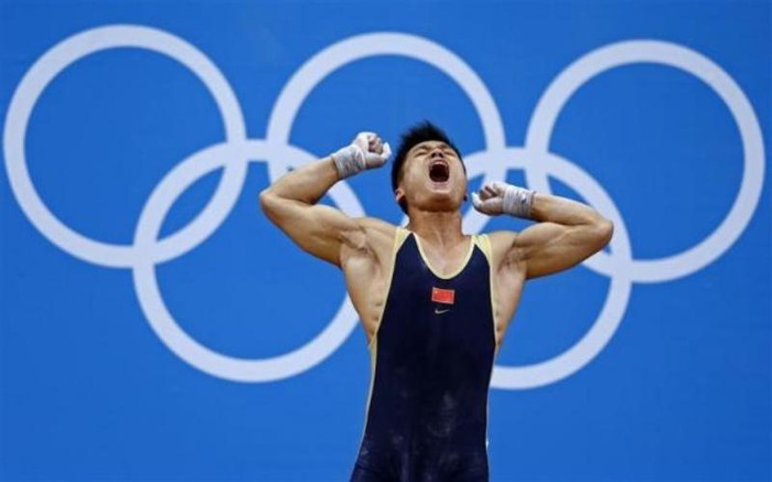Xiaojun Lu (Trung Quốc) ăn mừng sau khi giành chiến thắng ở nội dung cử tạ hạng cân 77kg.